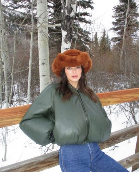 Кендалл Дженнер показала идеальную трендовую шапку на зиму, и ее надо видеть
