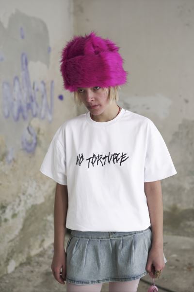 «Кружок» и «Команда против пыток» выпустили коллекцию одежды вместе с художниками | BURO.
