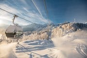 Куда поехать кататься на горных лыжах в России зимой 2022–2023