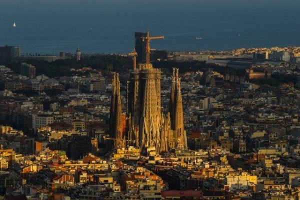 Не прошло и 140 лет: две башни собора Саграда Фамилия в Испании достроены