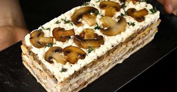 Несладкий закусочный торт с грибами и курицей