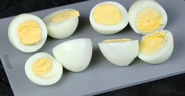 Закуска из вареных яиц и плавленого сыра