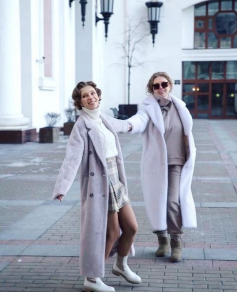 «Я подумала, что это ваш близнец»: Лиза Арзамасова опубликовала фото с мамой