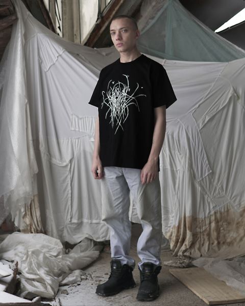 «Кружок» и «Команда против пыток» выпустили коллекцию одежды вместе с художниками | BURO.