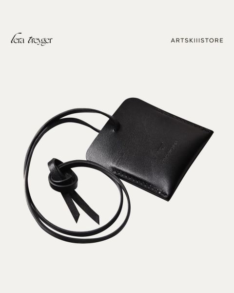 Lera Treyger и Artskill Store выпустили гребни в комплекте с чехлами | BURO.