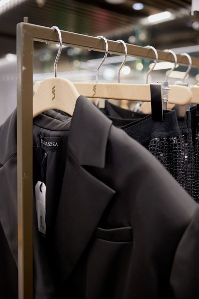 В «Стокманне» появилась новая вечерняя коллекция бренда Eleganzza | BURO.