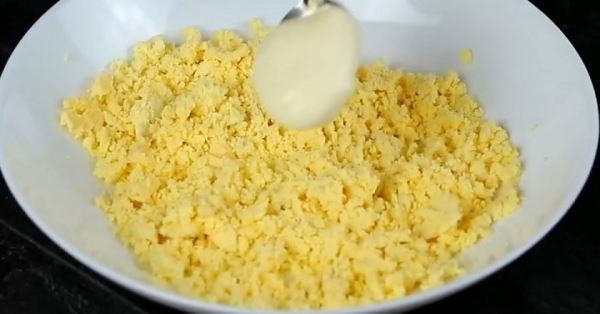 Закуска из вареных яиц и плавленого сыра